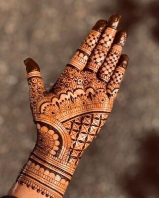 Mehndi Design looks elegant and graceful