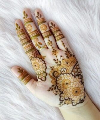 Mehndi Design looks great in photos
