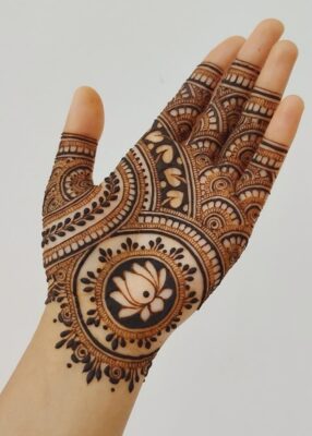 Mehndi Design looks stunning in hand photos