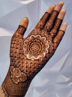 Mehndi Design makes fingers look graceful