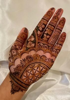 Mehndi Design makes hands look beautiful