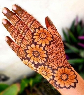 Mehndi Design suits women of all age groups