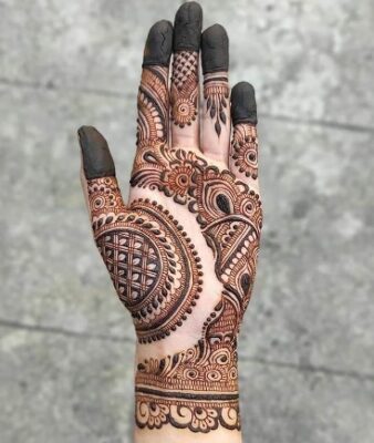 Mehndi Design suits women of every age