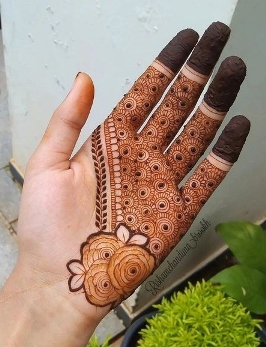 Mehndi Designs look stunning in hand photos