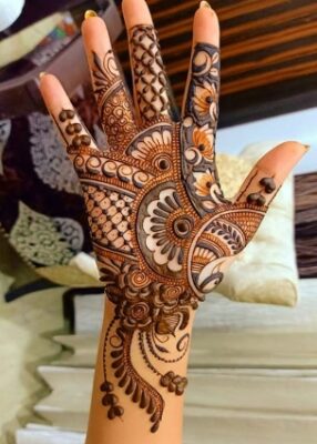 Minimal Mehndi Design is trendy and modern