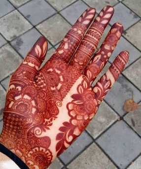 Royal Front Hand Mehndi Design adds a royal charm instantly