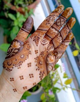 Royal Front Hand Mehndi Design attracts attention easily