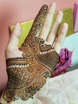 Royal Front Hand Mehndi Design is perfect for bridesmaids