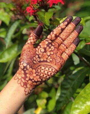 Royal Front Hand Mehndi Design looks beautiful on the palm