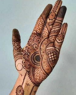 Royal Front Hand Mehndi Design looks luxurious and stylish