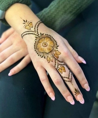 Simple Mehndi Design is perfect for beginners
