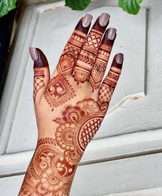 Stylish Back Hand Mehndi Design gives a polished hand look