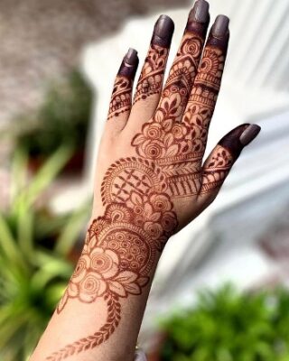 Stylish Back Hand Mehndi Design is popular in festive seasons