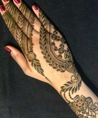 Stylish Back Hand Mehndi Design keeps the look neat and clean