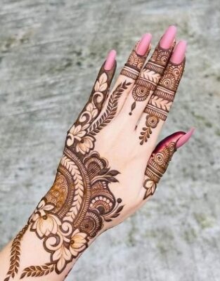 Stylish Back Hand Mehndi Design looks elegant with minimal patterns