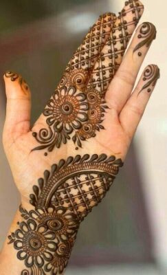 Trendy girls love a Simple Mehndi Design style