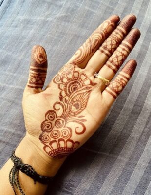Very Simple Mehndi Design enhances natural hand beauty