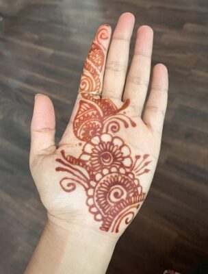 Very Simple Mehndi Design gives a classy finish