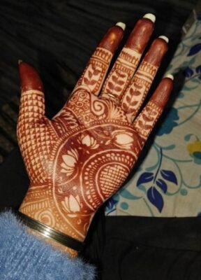 Very Simple Mehndi Design gives a neat hand look