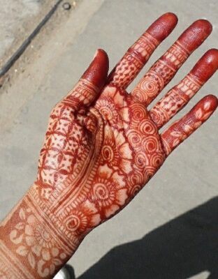 Very Simple Mehndi Design highlights finger beauty