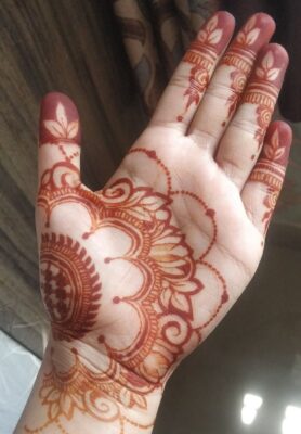 Very Simple Mehndi Design is loved by young girls
