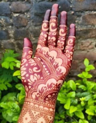 Very Simple Mehndi Design is suitable for all ages