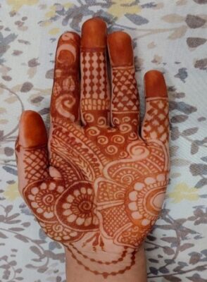 Very Simple Mehndi Design keeps the style minimal