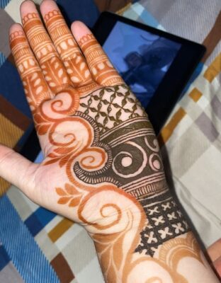 Very Simple Mehndi Design looks beautiful on hands