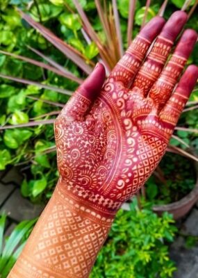 Very Simple Mehndi Design looks graceful and soft