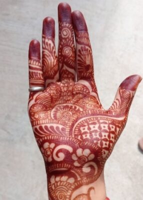 Very Simple Mehndi Design makes hands look stylish