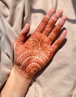 Very Simple Mehndi Design works well for festivals