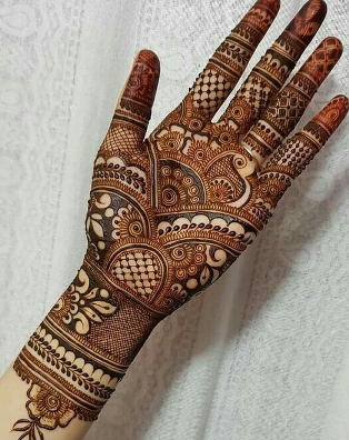 Aesthetic Mehndi Design creates a calm and elegant vibe