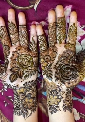 Aesthetic Mehndi Design enhances natural hand beauty.