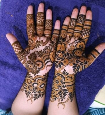 Aesthetic Mehndi Design gives a classy hand appearance