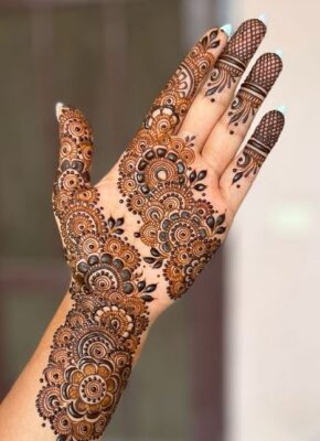 Aesthetic Mehndi Design is ideal for casual functions