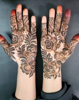 Aesthetic Mehndi Design is loved for its minimal patterns