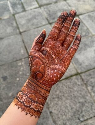 Aesthetic Mehndi Design is suitable for all age groups