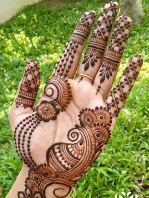 Aesthetic Mehndi Design keeps hands looking graceful