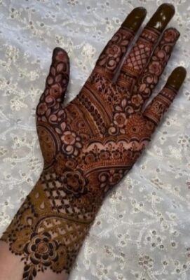 Aesthetic Mehndi Design keeps the look light and graceful
