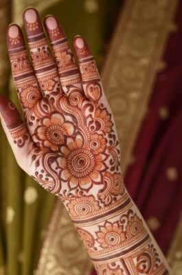 Aesthetic Mehndi Design looks beautiful on front hands