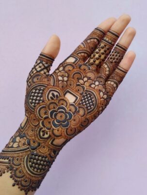 Aesthetic Mehndi Design looks beautiful on front hands