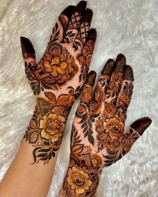 Aesthetic Mehndi Design looks elegant and balanced