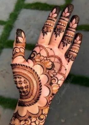 Aesthetic Mehndi Design looks stunning with dark henna