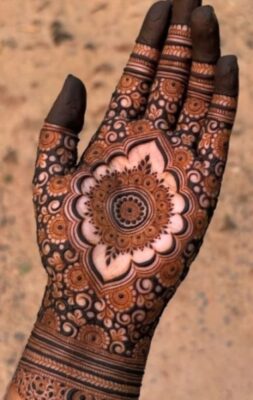 Aesthetic Mehndi Design makes hands look artistic