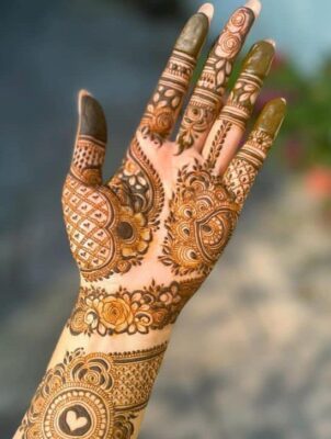 Aesthetic Mehndi Design matches well with modern outfits