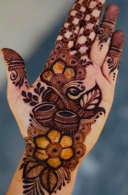 Aesthetic Mehndi Design never feels heavy or crowded
