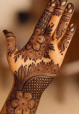 Aesthetic Mehndi Design uses clean and balanced lines