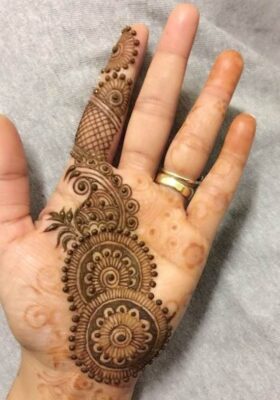 Arabic Mehndi Design covers hands without overcrowding