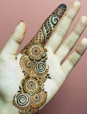 Arabic Mehndi Design follows a diagonal pattern flow