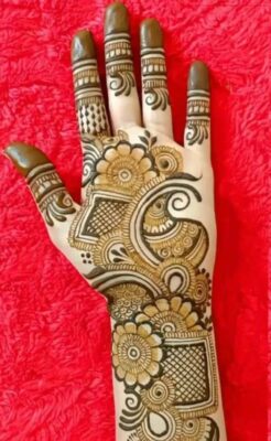 Arabic Mehndi Design gives hands a stylish and modern look